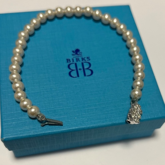 Elegant Pearl Bracelet - Picture 2 of 4